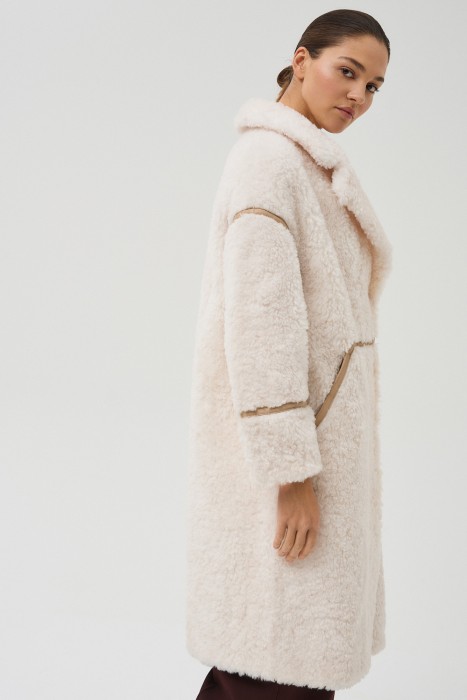 шуба из шерсти от бренда снежная королева вид слева