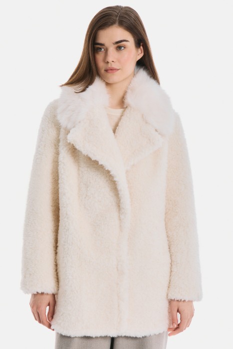 шуба из шерсти от бренда снежная королева вид слева