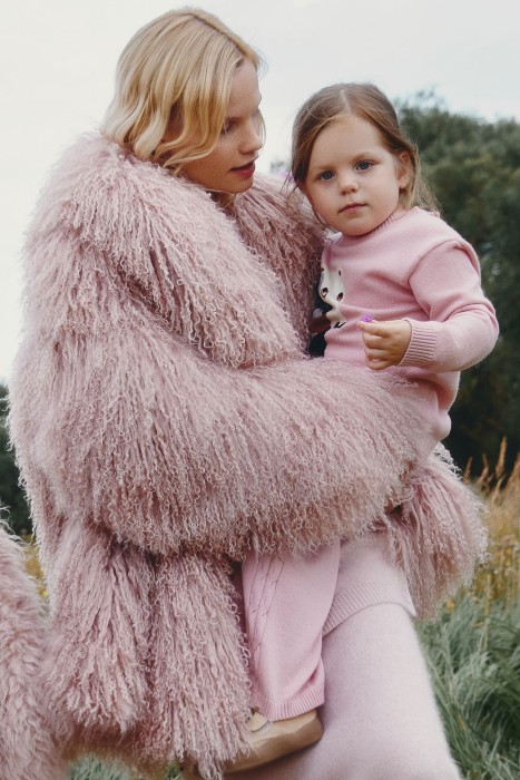 шуба из тибетской овчины от бренда снежная королева вид слева