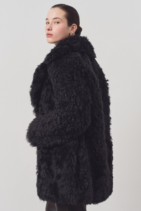 шуба из тибетской овчины от бренда снежная королева вид слева