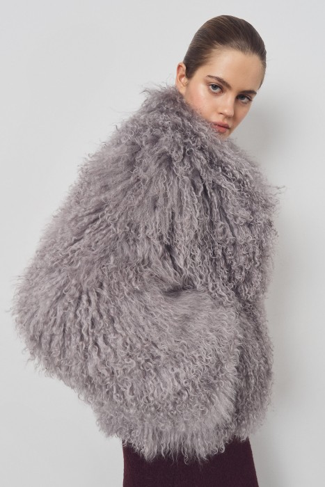 шуба из тибетской овчины от бренда снежная королева вид слева