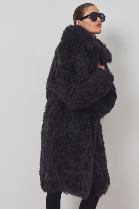 шуба из тибетской овчины от бренда снежная королева вид слева