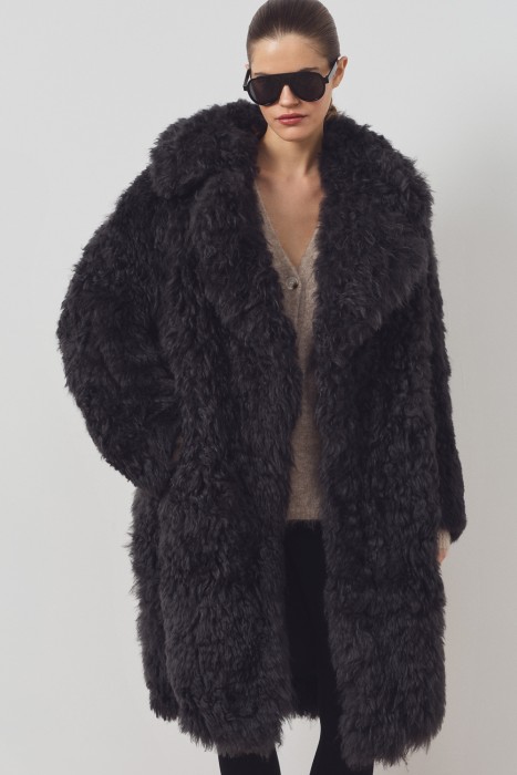 шуба из тибетской овчины по цене 29390 руб вид справа