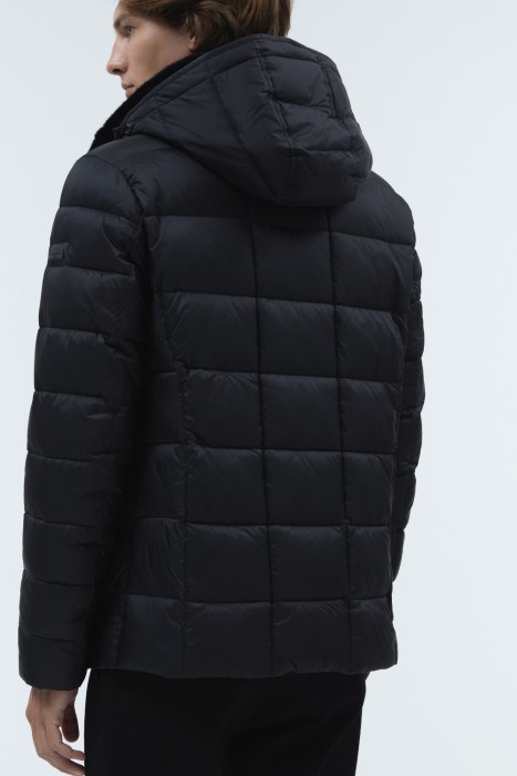 стеганая куртка с капюшоном по цене 8560 руб вид справа