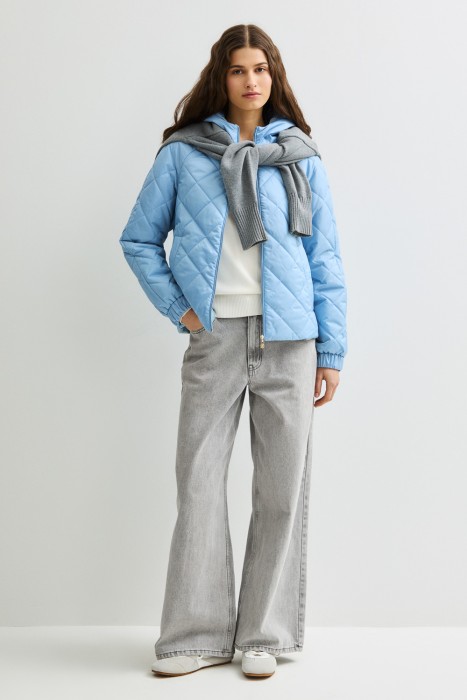 стеганая куртка с капюшоном по цене 7480 руб вид справа