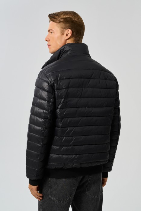 стеганая куртка с капюшоном по цене 5650 руб вид справа