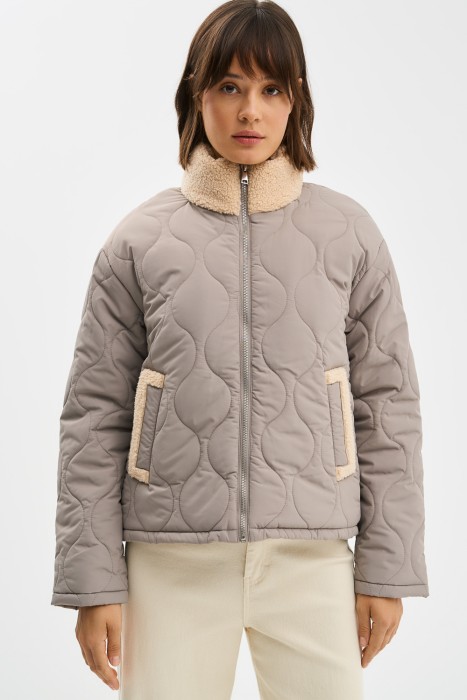 стеганая куртка с меховой отделкой от бренда снежная королева вид слева