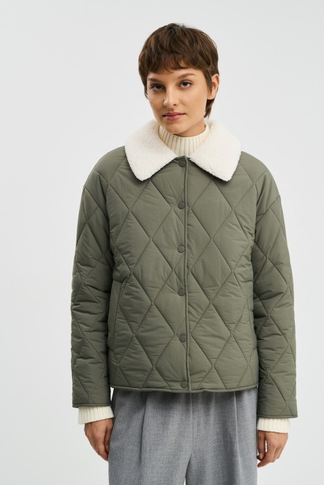 стеганая куртка с меховой отделкой от бренда снежная королева вид слева