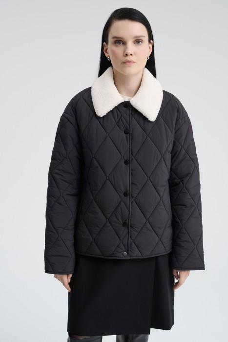 стеганая куртка с меховой отделкой от бренда снежная королева вид слева