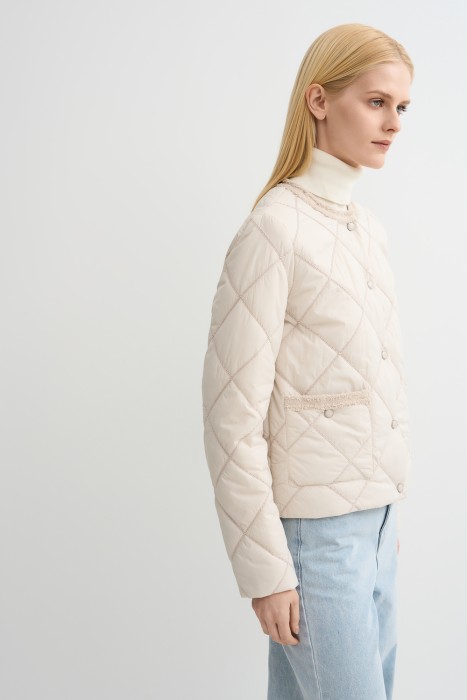 стеганая куртка с отделкой от бренда снежная королева вид слева