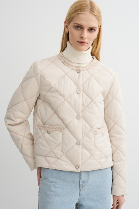 стеганая куртка с отделкой по цене 4880 руб вид справа