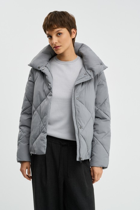 стеганая куртка с воротником-стойкой от бренда снежная королева вид слева