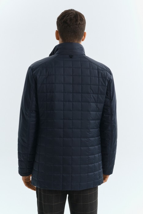 стеганая куртка по цене 8630 руб вид справа