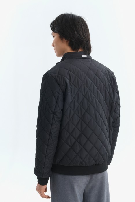 стеганая куртка по цене 6130 руб вид справа