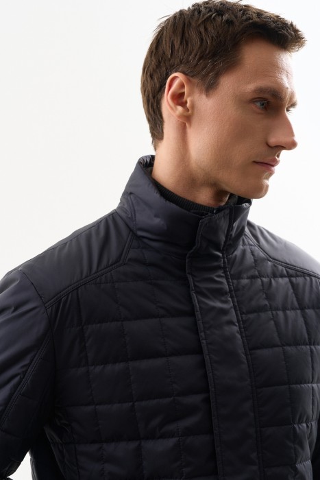 стеганая куртка по цене 8630 руб вид справа