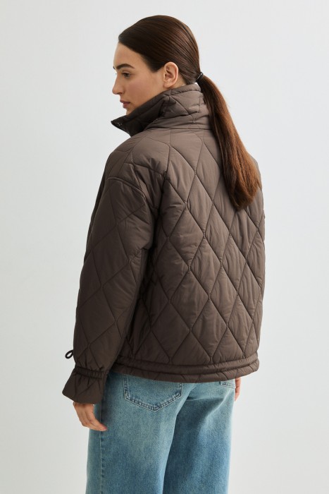 стеганая куртка по цене 8530 руб вид справа