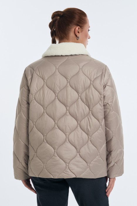 стеганая куртка по цене 3640 руб вид справа