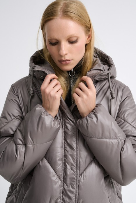 стеганое пальто с капюшоном из россии вид сбоку