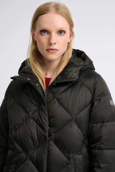 стеганое пальто с капюшоном из россии вид сбоку