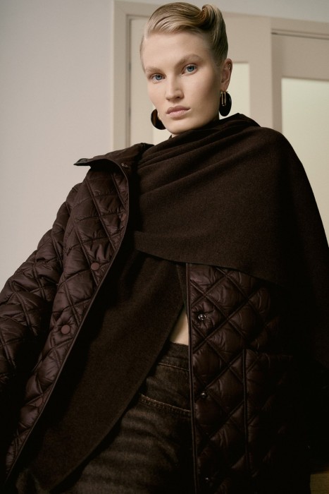 стеганое пальто с капюшоном от бренда снежная королева вид слева