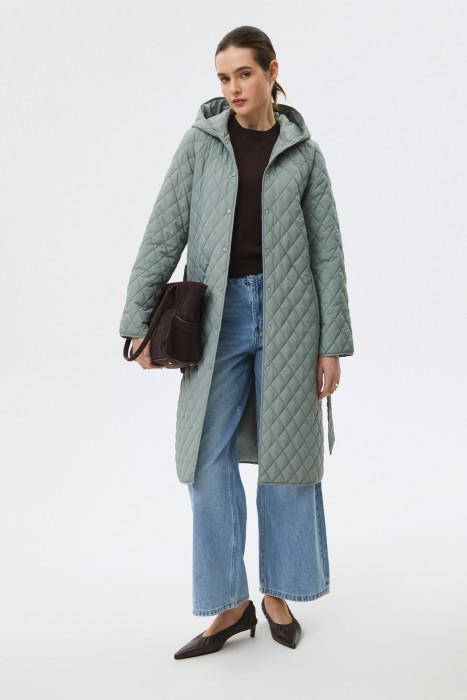 стеганое пальто с капюшоном из россии вид сбоку