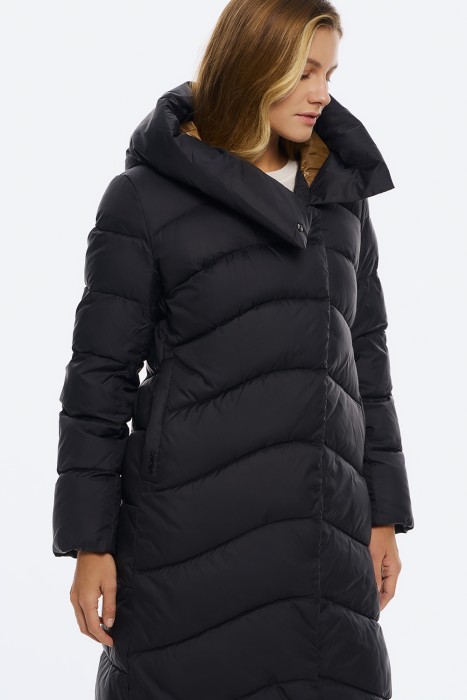 стеганое пальто с капюшоном из россии вид сбоку