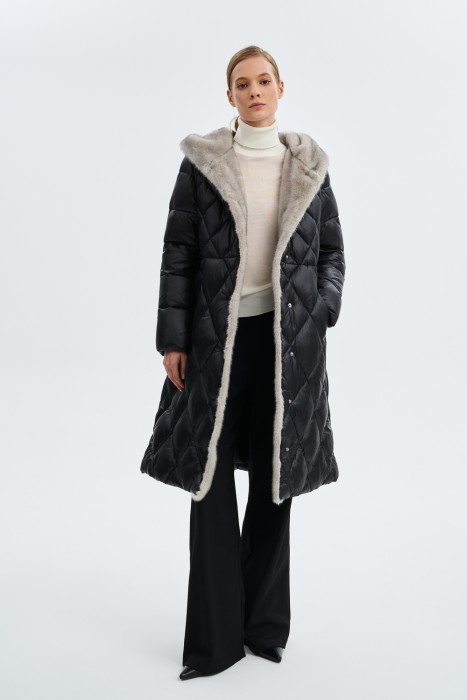 стеганое пальто с меховой отделкой 787839003 фотография