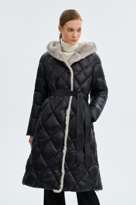 стеганое пальто с меховой отделкой от бренда снежная королева вид слева