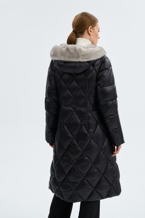 стеганое пальто с меховой отделкой по цене 11160 руб вид справа