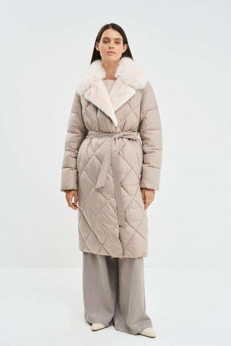 стеганое пальто с меховой отделкой от бренда снежная королева вид слева