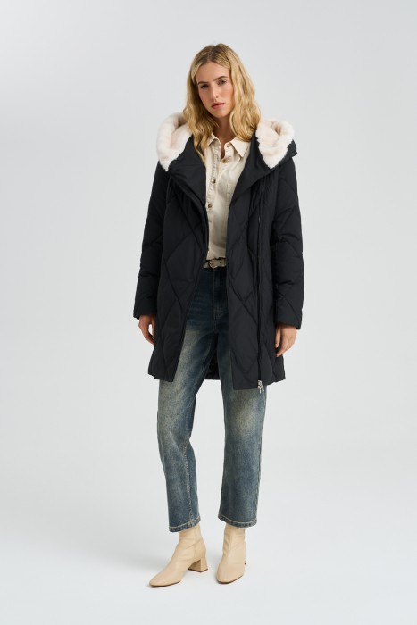 стеганое пальто с меховой отделкой от бренда снежная королева вид слева