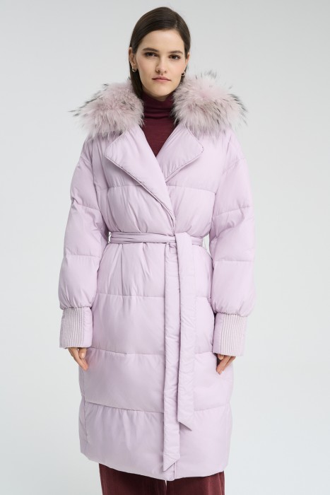 стеганое пальто с отделкой мехом енота от бренда снежная королева вид слева