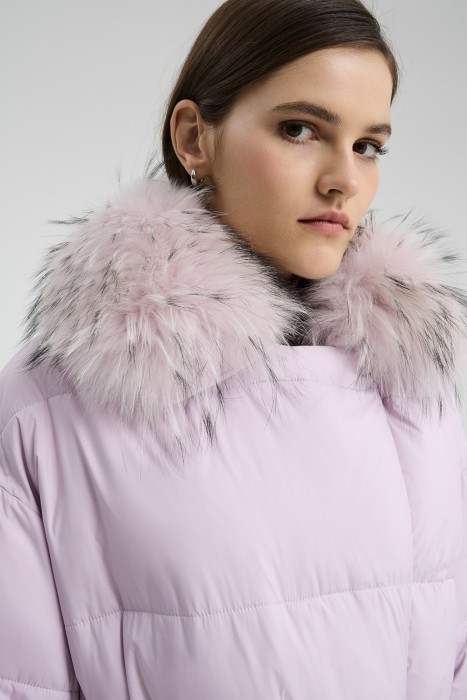 стеганое пальто с отделкой мехом енота из россии вид сбоку