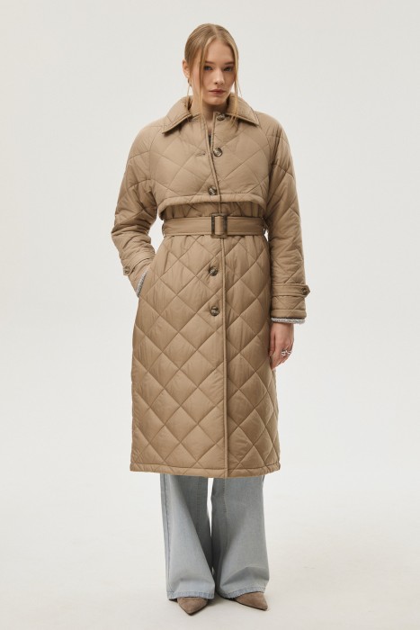 стеганое пальто с поясом от бренда снежная королева вид слева