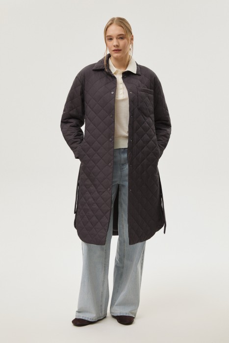 стеганое пальто с поясом от бренда снежная королева вид слева