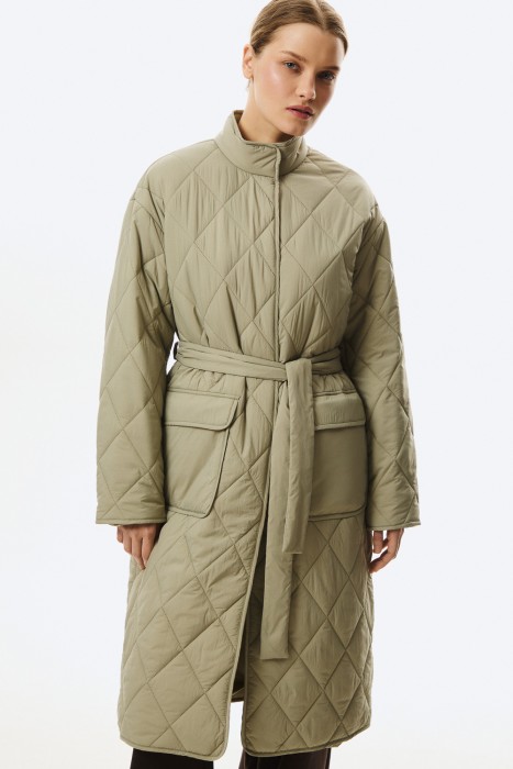 стеганое пальто с поясом от бренда снежная королева вид слева