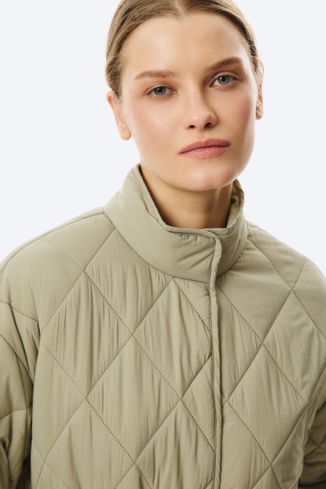 стеганое пальто с поясом из россии вид сбоку