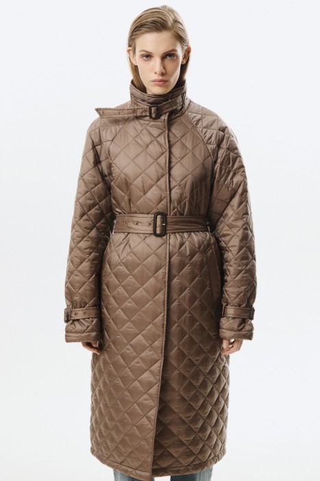 стеганое пальто с поясом от бренда снежная королева вид слева
