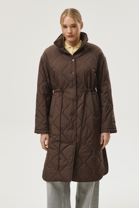 стеганое пальто от бренда снежная королева вид слева