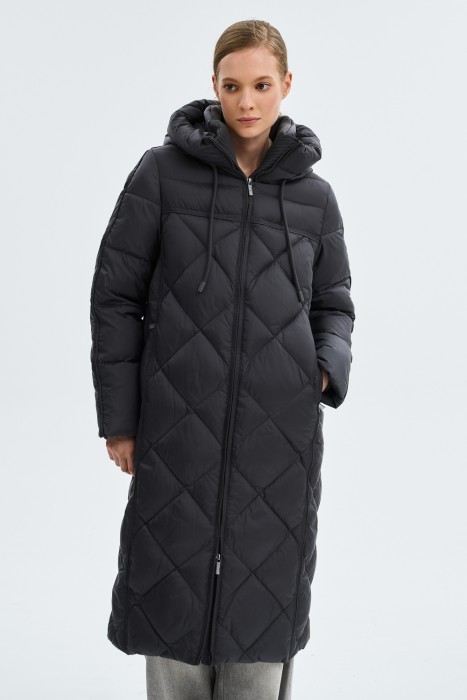 стеганое зимнее пальто с капюшоном от бренда снежная королева вид слева