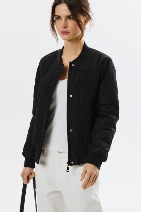 стеганый бомбер из россии вид сбоку