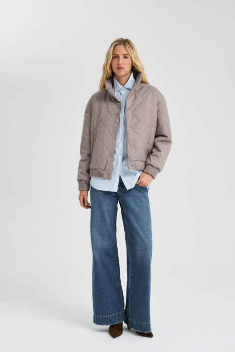 стеганый бомбер из россии вид сбоку