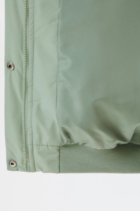 стеганый бомбер из россии вид сбоку