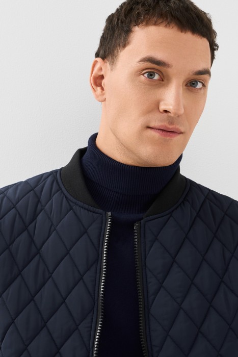 стеганый бомбер из россии вид сбоку