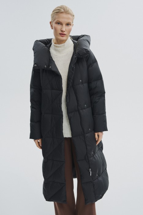 стеганый пуховик с капюшоном от бренда снежная королева вид слева