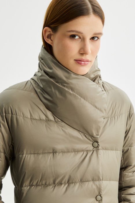 стеганый пуховик по цене 8390 руб вид справа