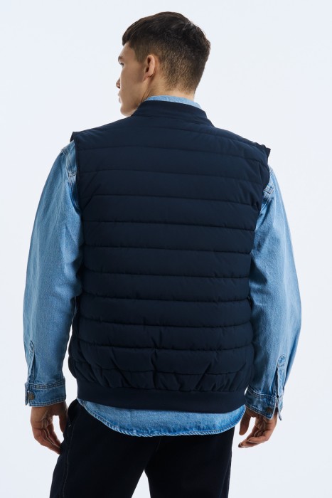 стеганый жилет по цене 4600 руб вид справа