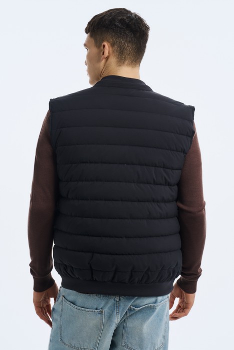 стеганый жилет по цене 4600 руб вид справа