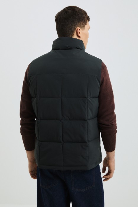 стеганый жилет по цене 4790 руб вид справа