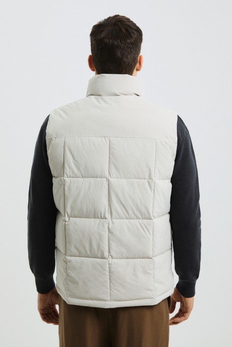 стеганый жилет по цене 4790 руб вид справа